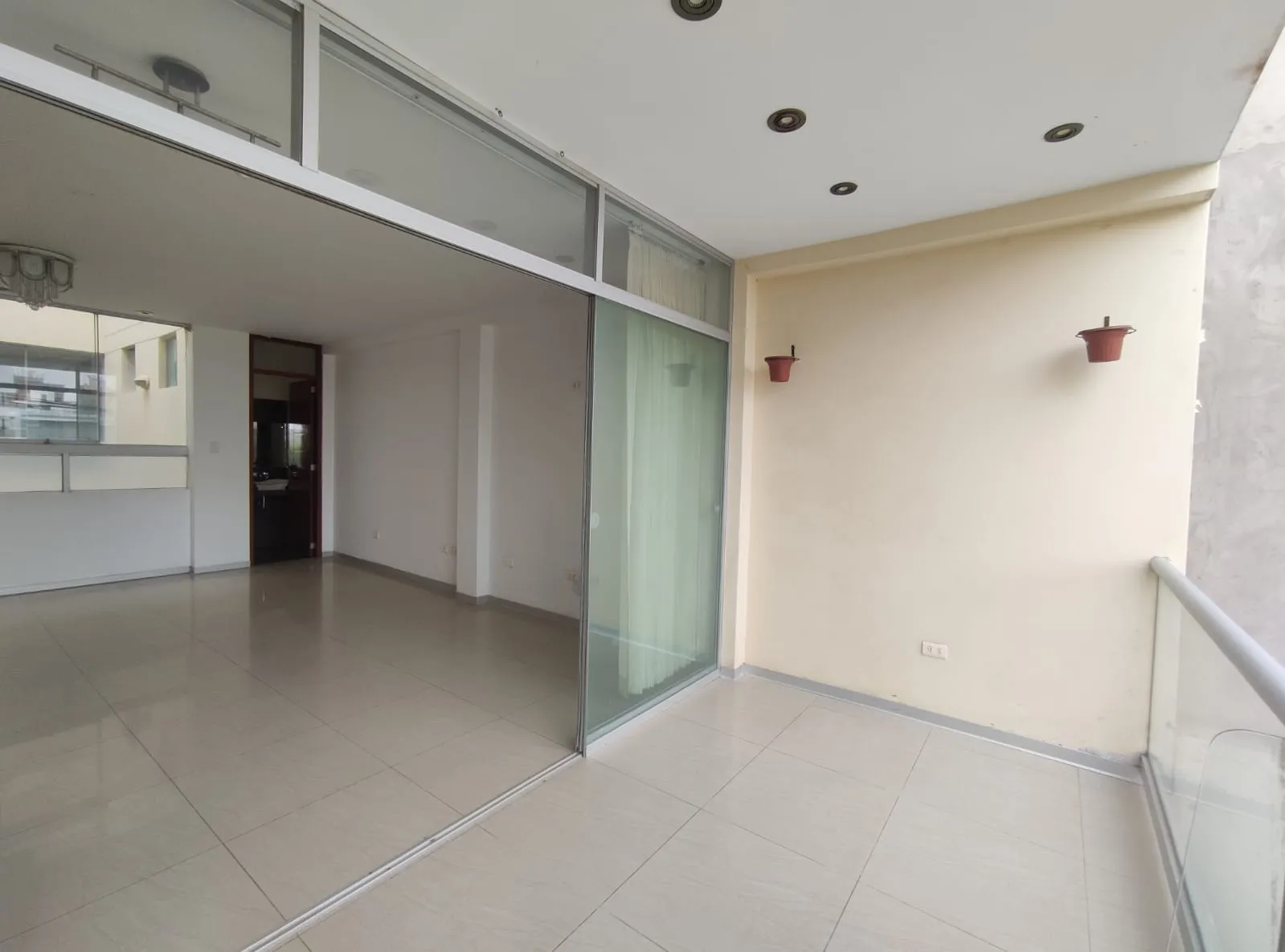 DEPARTAMENTO AMPLIO CON COCHERA EN ZONA EXCLUSIVA SEGURA Y TRANQUILA - 10