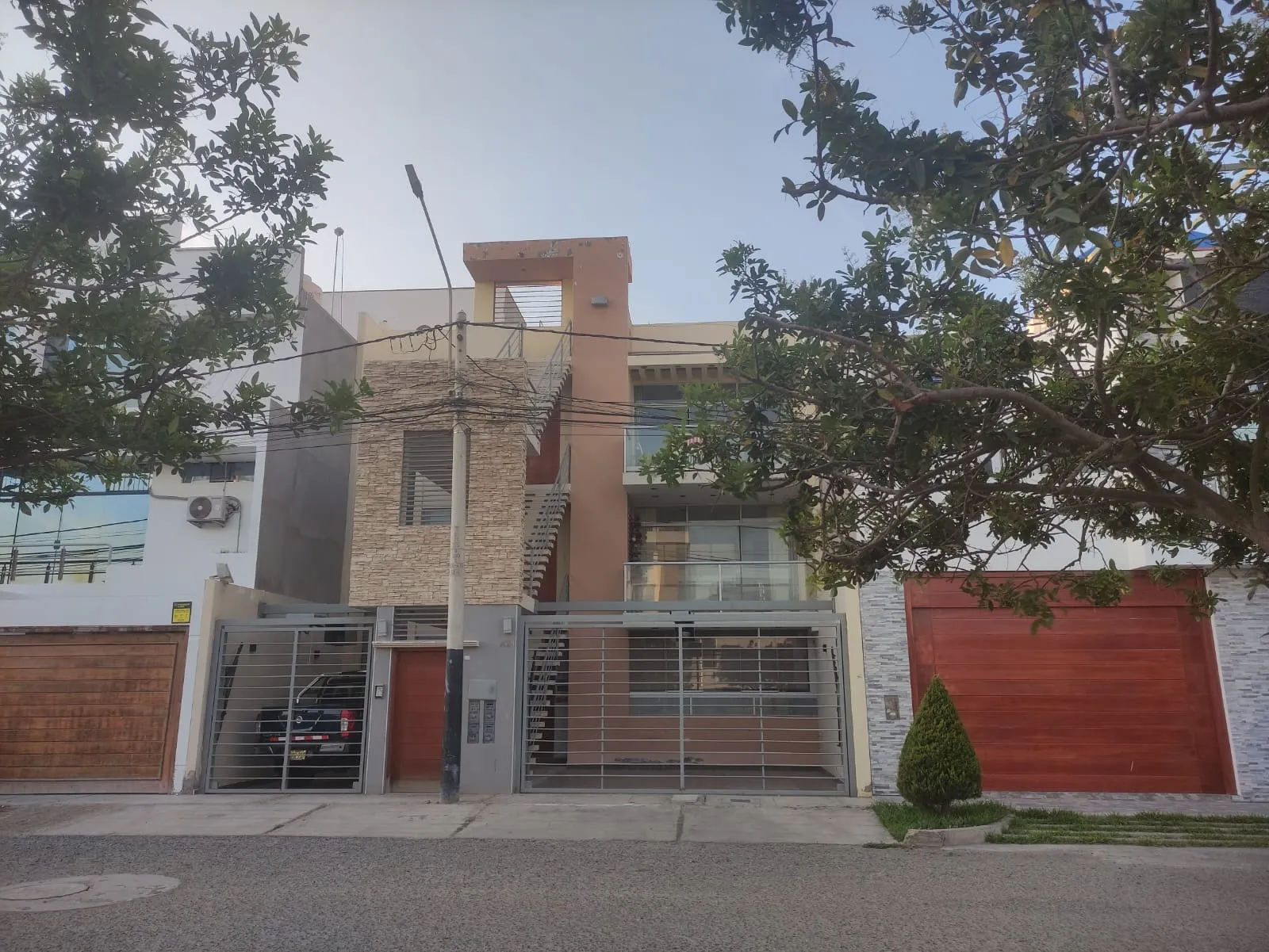 DEPARTAMENTO AMPLIO CON COCHERA EN ZONA EXCLUSIVA SEGURA Y TRANQUILA - 3