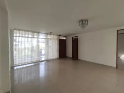 DEPARTAMENTO AMPLIO CON COCHERA EN ZONA EXCLUSIVA SEGURA Y TRANQUILA