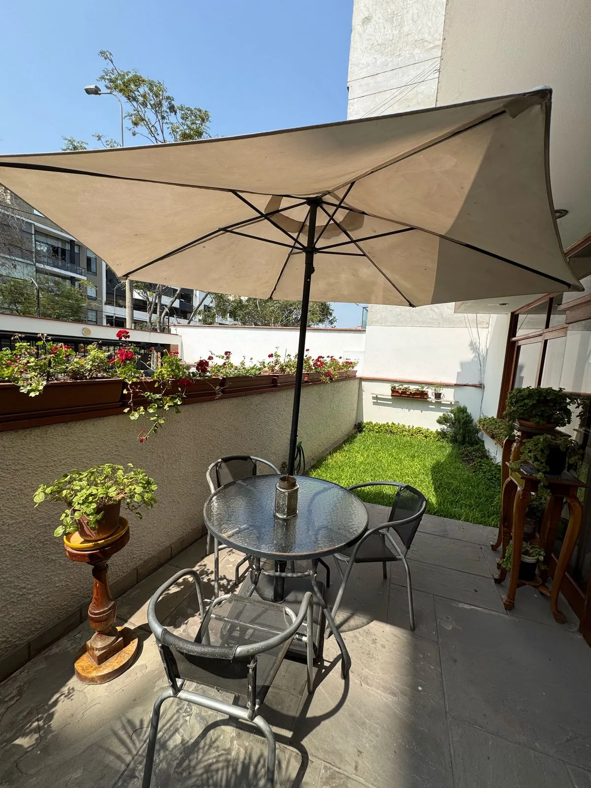 Departamento de 184 m² en El Primer Piso con Jardín y Terraza en Chacarilla, Santiago de Surco - 2
