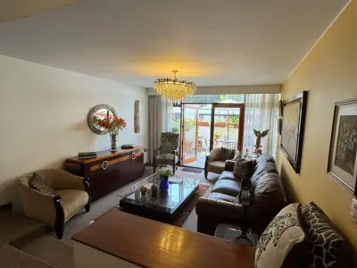 Departamento de 184 m² en El Primer Piso con Jardín y Terraza en Chacarilla, Santiago de Surco