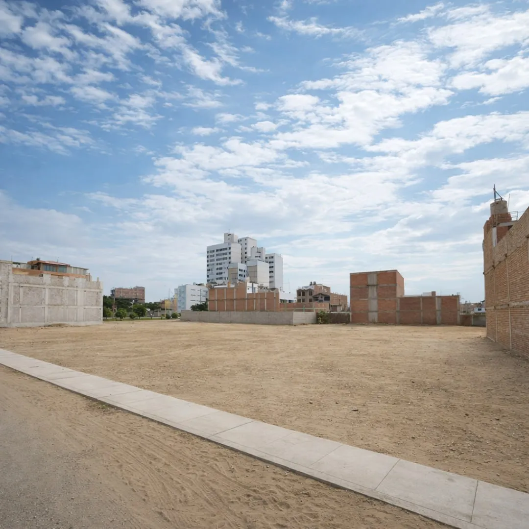 Terreno Comercial en Venta – Av. Metropolitana II   1,000 m² - 4