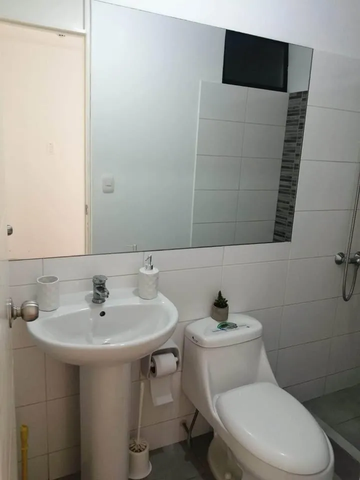 🏢 ¡Ocasión en San Miguel! Moderno Depa de 3 Dormitorios con Gas Natural y Balcón 🌊 |  Precio: S/ 1,850 | 2 baños completos | Piso 5 con ascensor | Vista a Calle | Bien iluminado. — foto 8