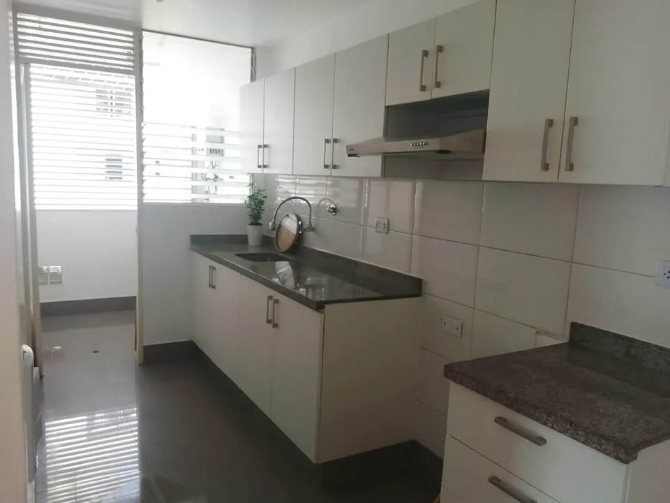 🏢 ¡Ocasión en San Miguel! Moderno Depa de 3 Dormitorios con Gas Natural y Balcón 🌊 |  Precio: S/ 1,850 | 2 baños completos | Piso 5 con ascensor | Vista a Calle | Bien iluminado. — foto 4