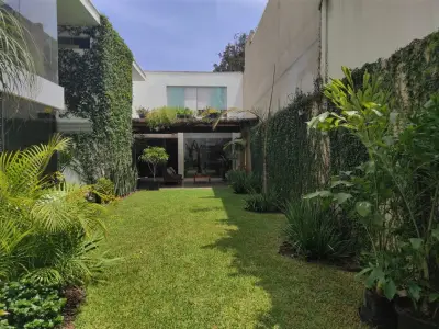 Casa Moderna y Remodelada en La Aurora, Miraflores