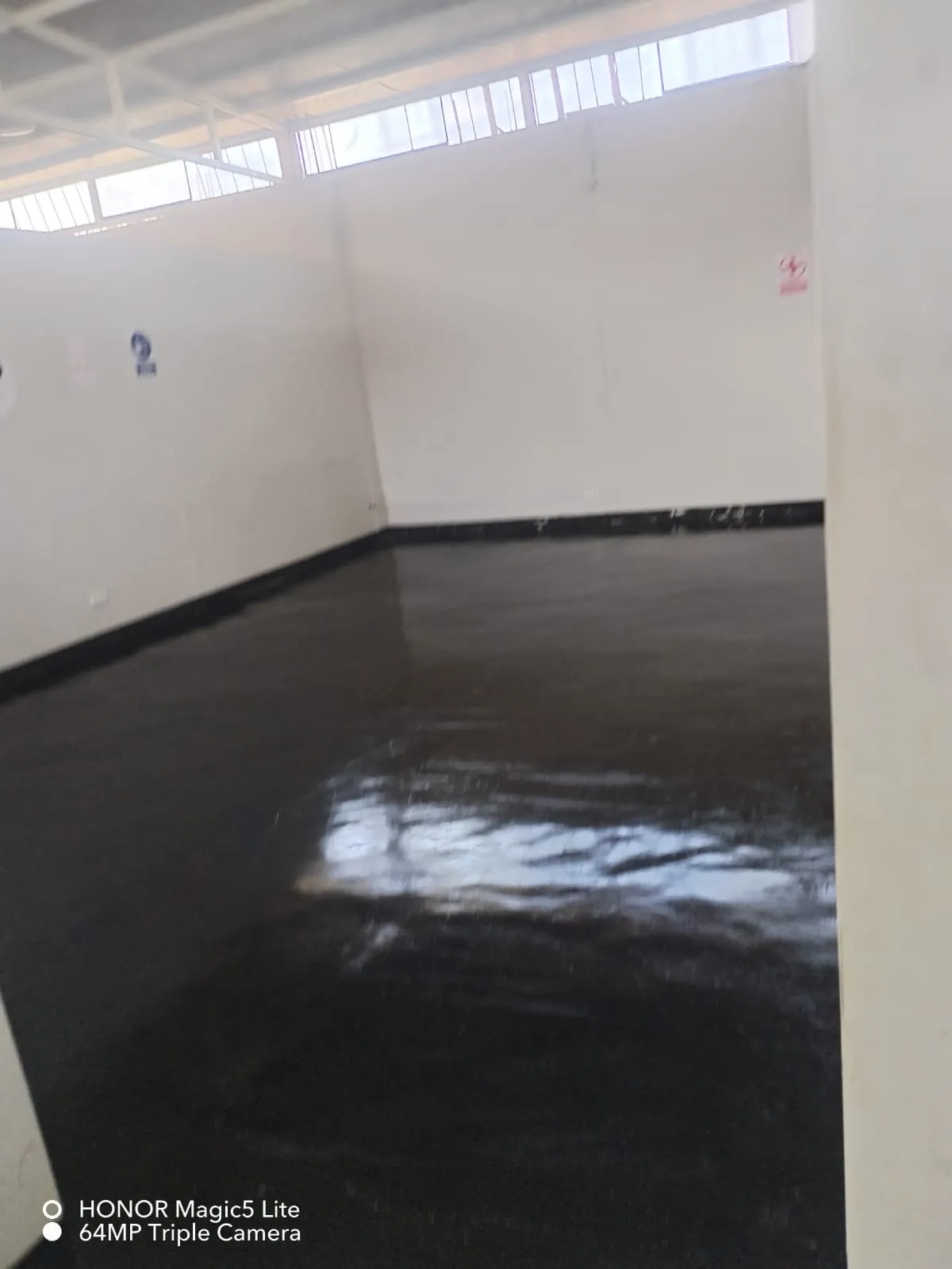 Alquilo Local comercial de 240 M2  en la antigua PANAMERICANA SUR -  Altura del Super Grifo y del Rest.  EL BATAN - 9