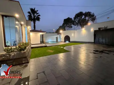 Casa en Venta con piscina en Rinconada del Lago  de 1100m2 en la molina