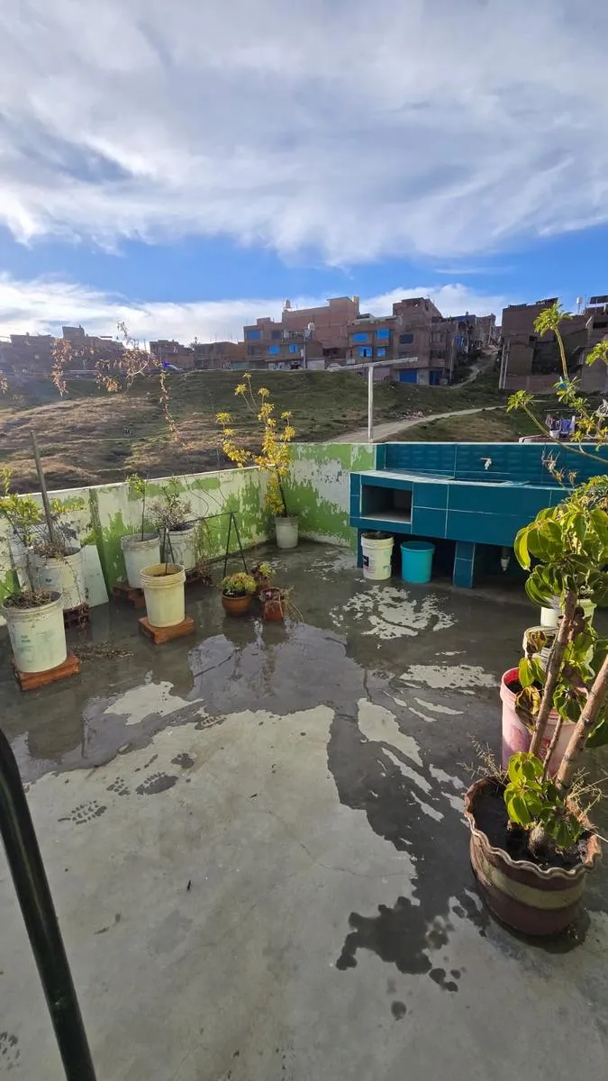 Se Vende Casa de 3 pisos con Cochera cerca a Cerrito de la libertad - 1