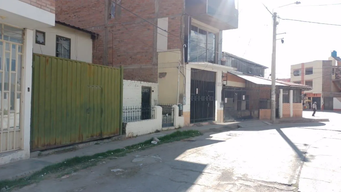 Se Vende Terreno de 483m2 + Vivienda de 4 dorm en Urb. La Florida - 1