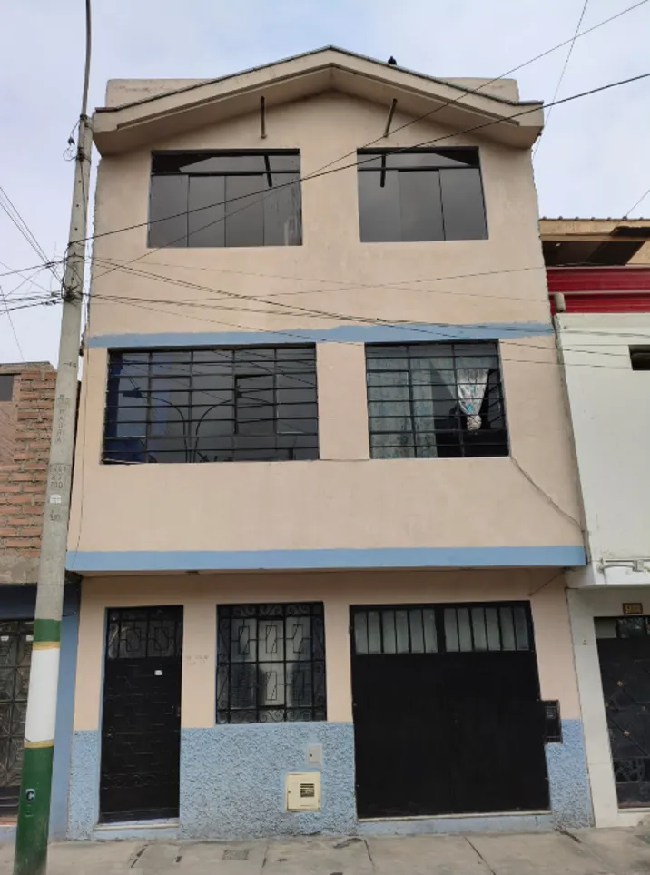 VENTA DE CASA DE 3 PISOS + AZOTEA - 1