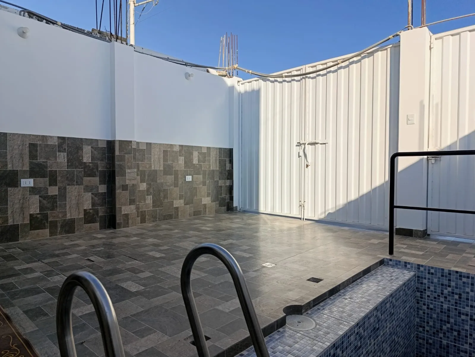 CASA CON PISCINA EN VENTA – LAS ACACIAS, JUNTO A HACIENDA MACACONA! Terminada de construir el 2026, cuenta con 5 HABITACIONES | 2 BAÑOS | 2 SALA DE STAR | 2 PISOS | PISCINA | COCHERA | - 2
