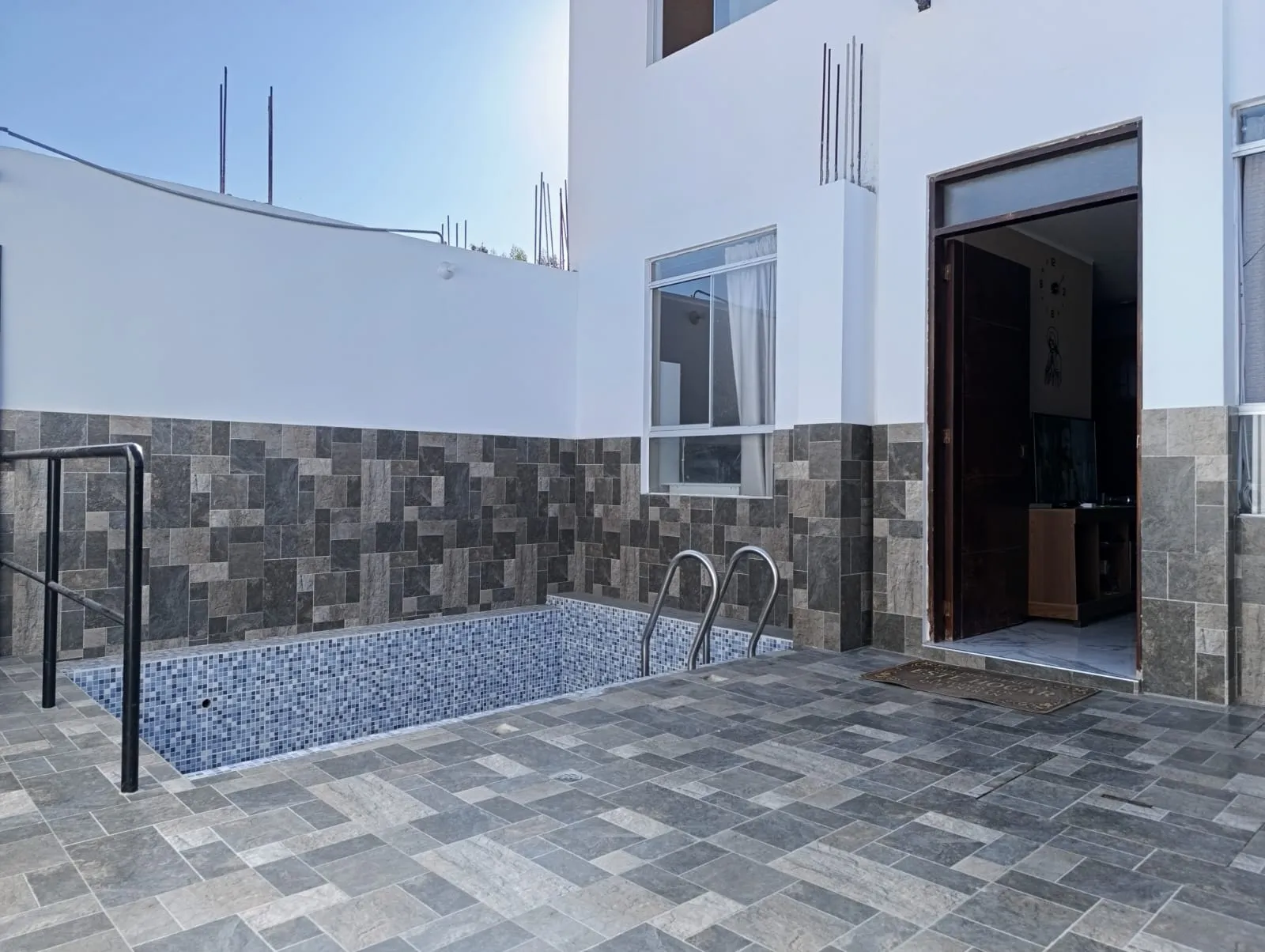CASA CON PISCINA EN VENTA – LAS ACACIAS, JUNTO A HACIENDA MACACONA! Terminada de construir el 2026, cuenta con 5 HABITACIONES | 2 BAÑOS | 2 SALA DE STAR | 2 PISOS | PISCINA | COCHERA | - 3