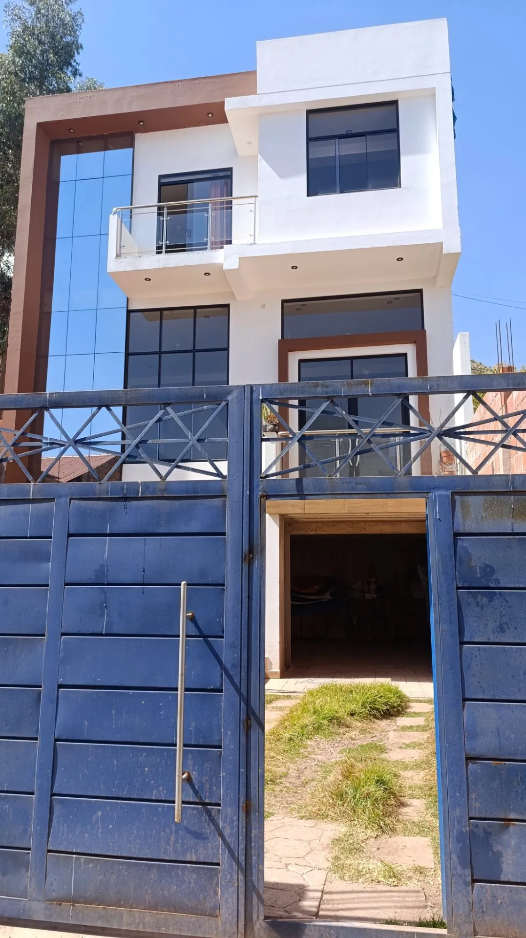 Casa 3 niveles | 280 m² construidos | 176 m² terreno | Ticapata, San Sebastián, Cusco | US$ 185,000 - 1