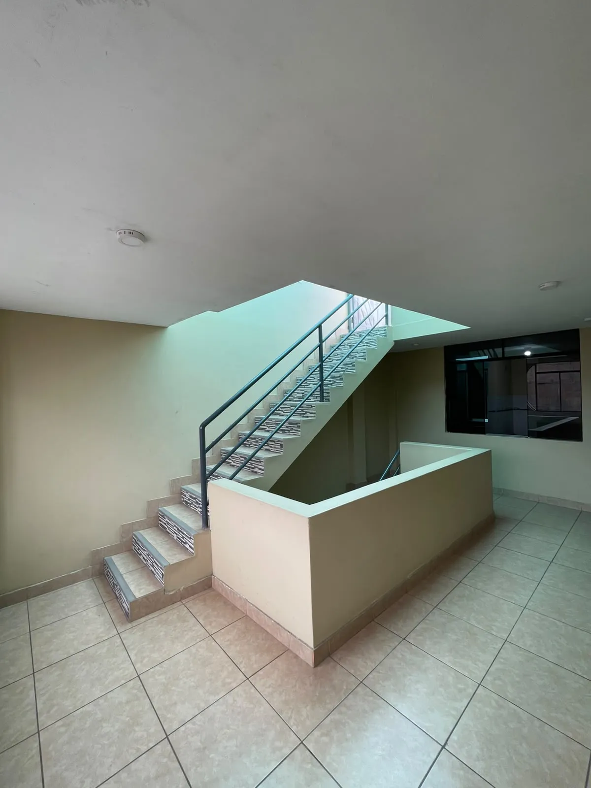 VENTA DE CASA FRENTE A PARQUE EN COMAS 420 MTS2 CONSTRUIDOS CON 10 DORMITORIOS - 9