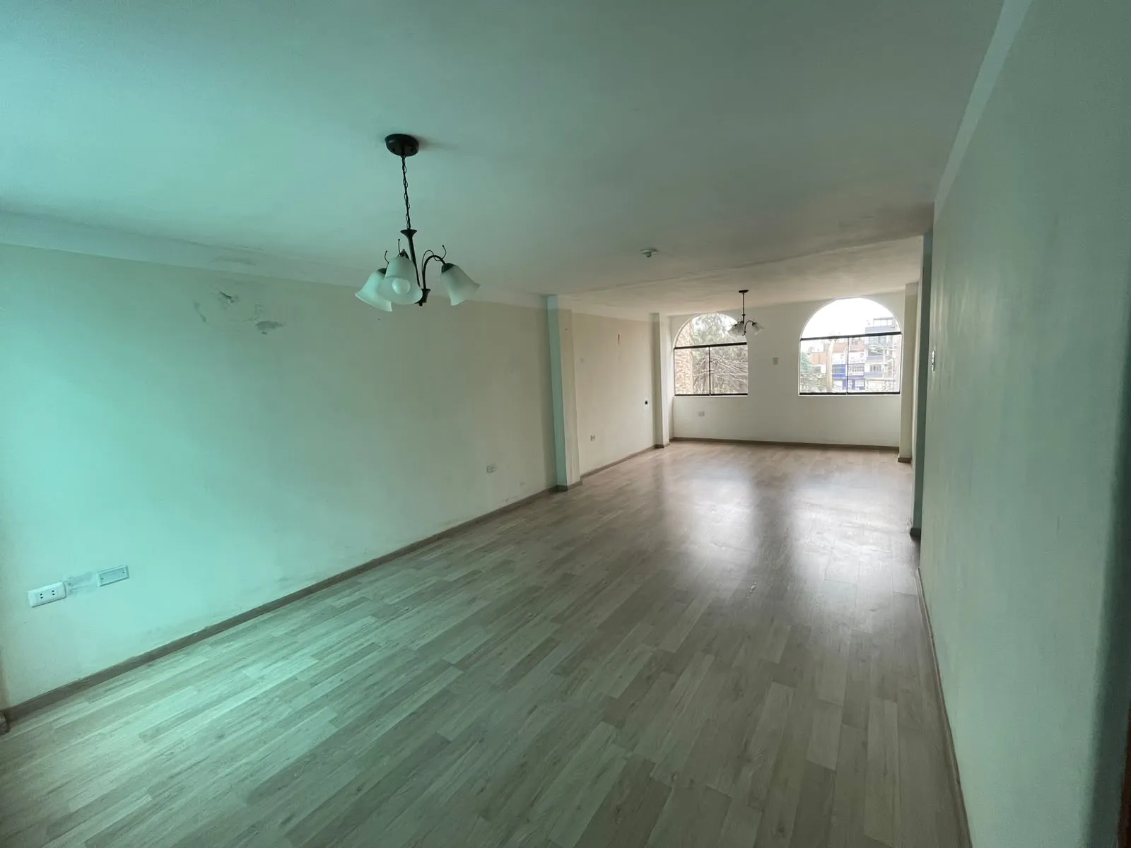 VENTA DE CASA FRENTE A PARQUE EN COMAS 420 MTS2 CONSTRUIDOS CON 10 DORMITORIOS - 8