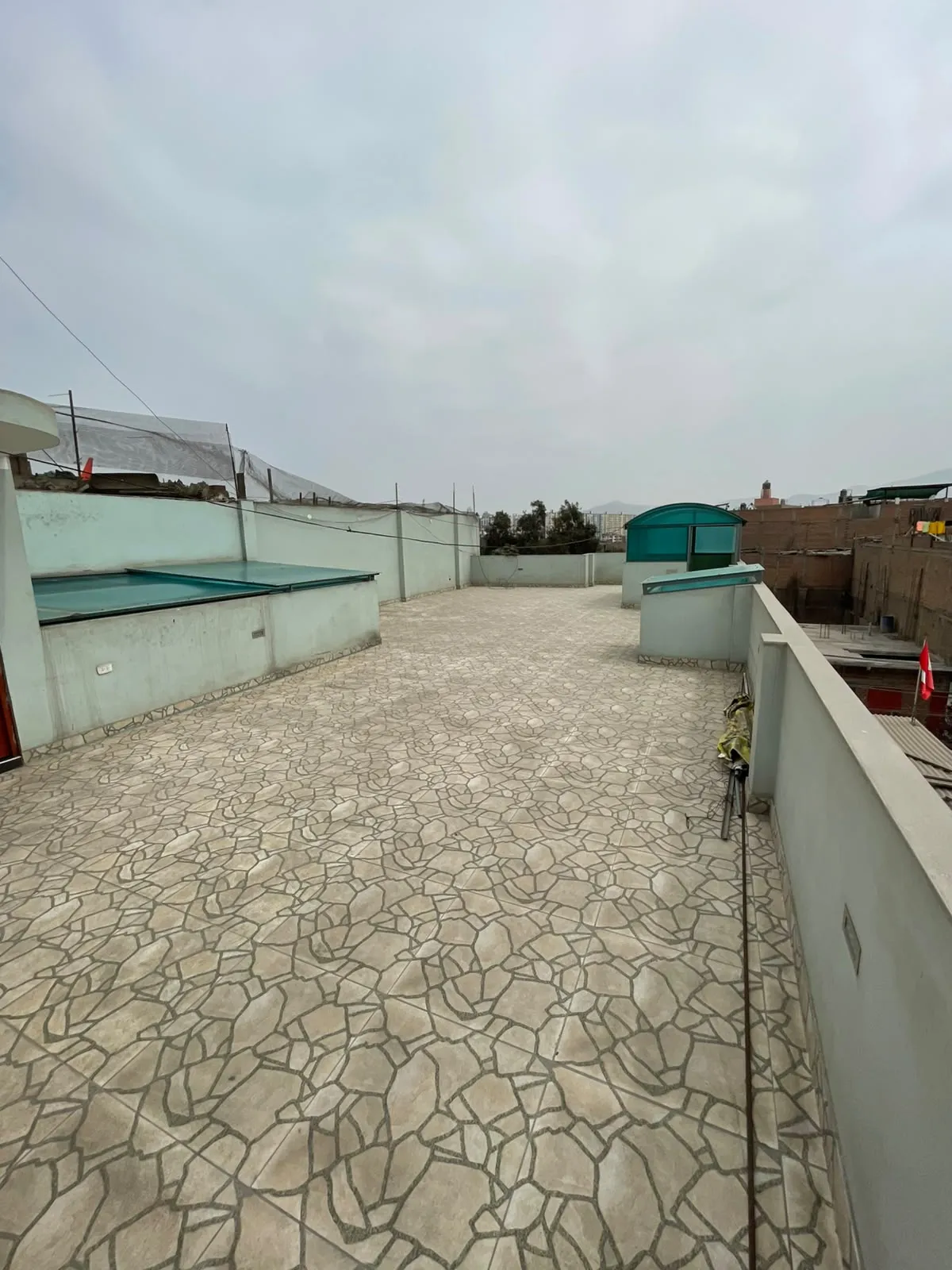 VENTA DE CASA FRENTE A PARQUE EN COMAS 420 MTS2 CONSTRUIDOS CON 10 DORMITORIOS - 10