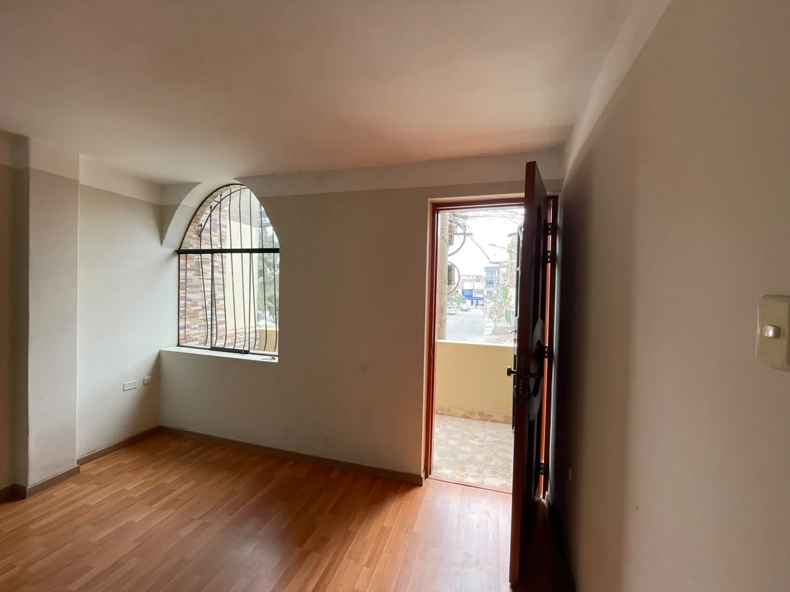 VENTA DE CASA FRENTE A PARQUE EN COMAS 420 MTS2 CONSTRUIDOS CON 10 DORMITORIOS - 2
