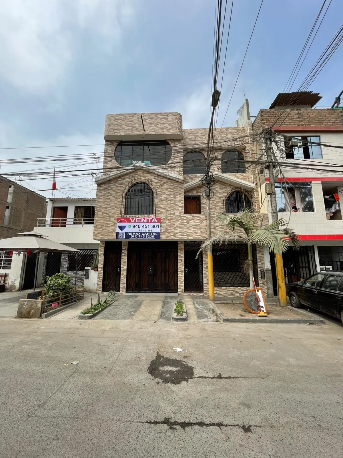 VENTA DE CASA FRENTE A PARQUE EN COMAS 420 MTS2 CONSTRUIDOS CON 10 DORMITORIOS - 1
