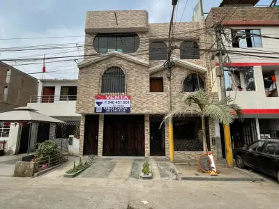 VENTA DE CASA FRENTE A PARQUE EN COMAS 420 MTS2 CONSTRUIDOS CON 10 DORMITORIOS