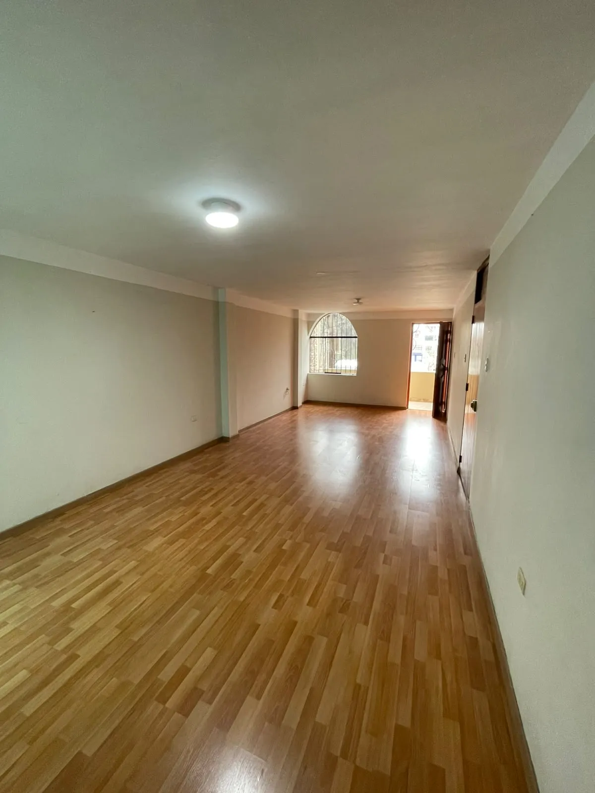 VENTA DE CASA FRENTE A PARQUE EN COMAS 420 MTS2 CONSTRUIDOS CON 10 DORMITORIOS - 5
