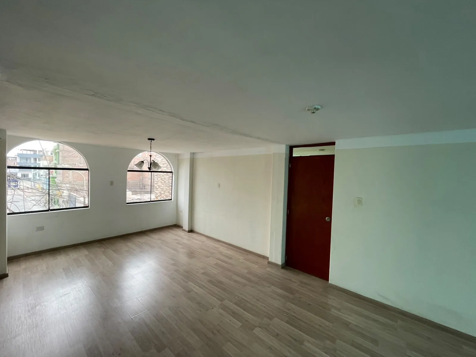 VENTA DE CASA FRENTE A PARQUE EN COMAS 420 MTS2 CONSTRUIDOS CON 10 DORMITORIOS - 7