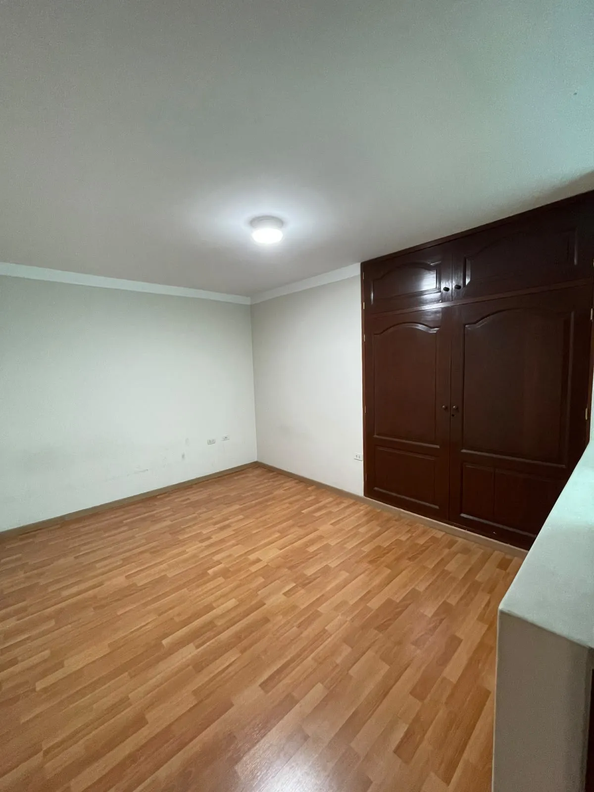 VENTA DE CASA FRENTE A PARQUE EN COMAS 420 MTS2 CONSTRUIDOS CON 10 DORMITORIOS - 4