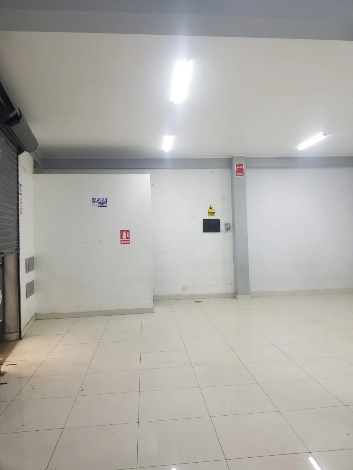 SE ALQUILA LOCAL PARA ALMACEN O TALLER A PUERTA CERRADA EN PASAJE - DISTRITO SANTA ANITA - 11