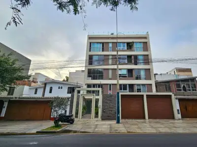 Departamento con Balcón en Venta en Surco
