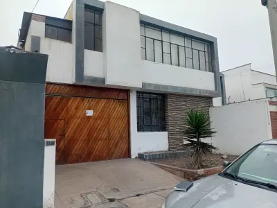 SE VENDE CASA COMO TERRENO EN SAN ISIDRO