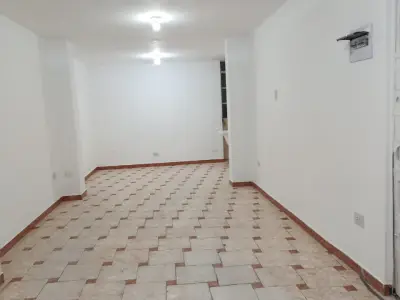 local comercial primer piso con puerta enrrollable a la calle