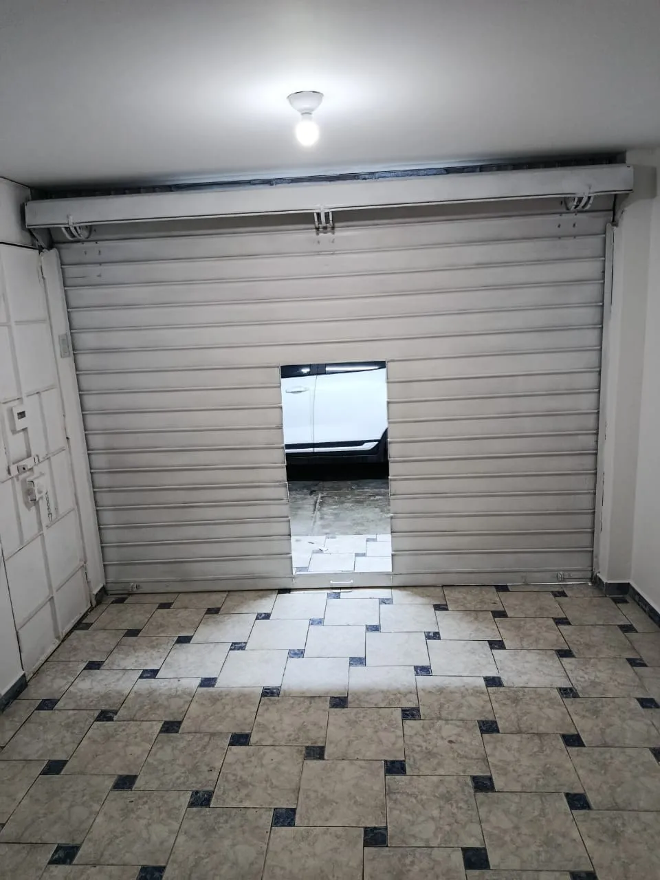 local comercial primer piso con puerta enrrollable a la calle — foto 2