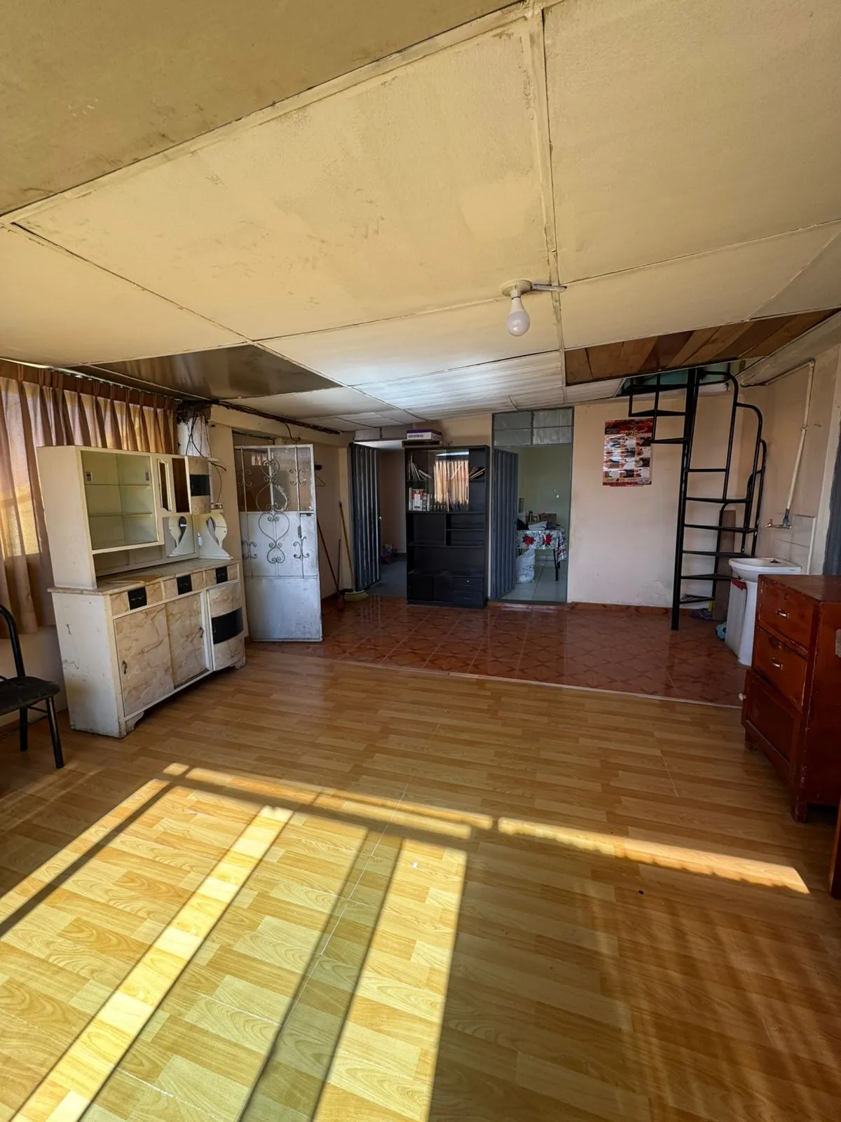 Se vende Casa de 3 Pisos – Urb. Pio Pata – Cerca al Malecón - 3