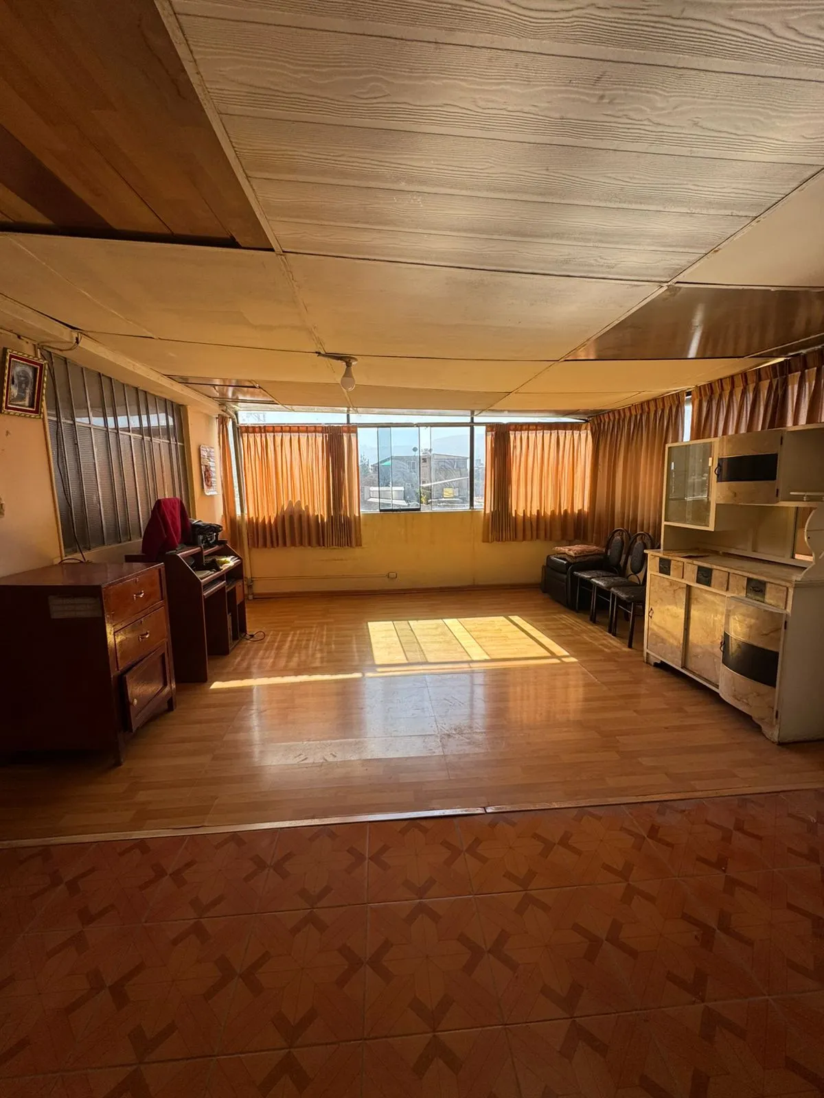 Se vende Casa de 3 Pisos – Urb. Pio Pata – Cerca al Malecón - 2