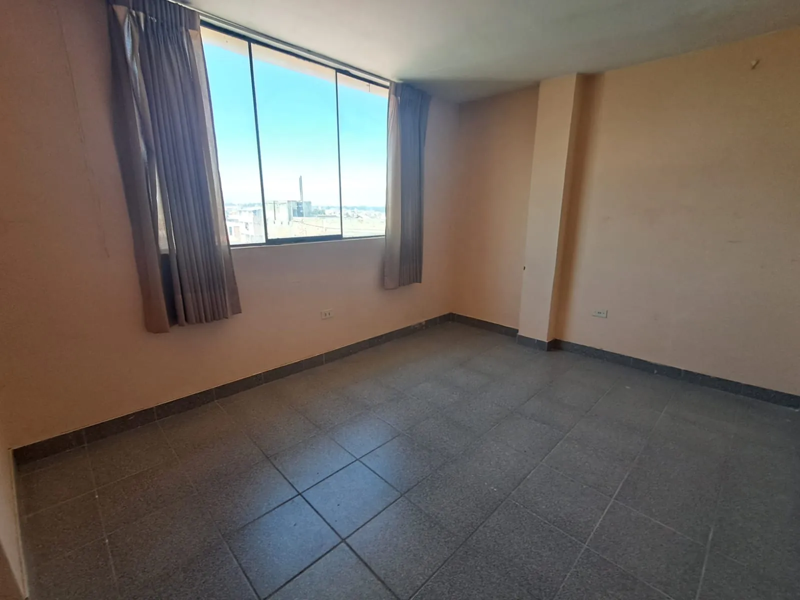 Se vende Casa de 3 Pisos – Urb. Pio Pata – Cerca al Malecón - 5