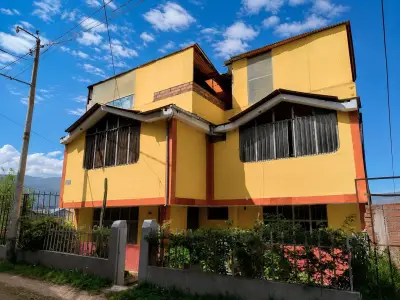 Se vende Casa de 3 Pisos – Urb. Pio Pata – Cerca al Malecón