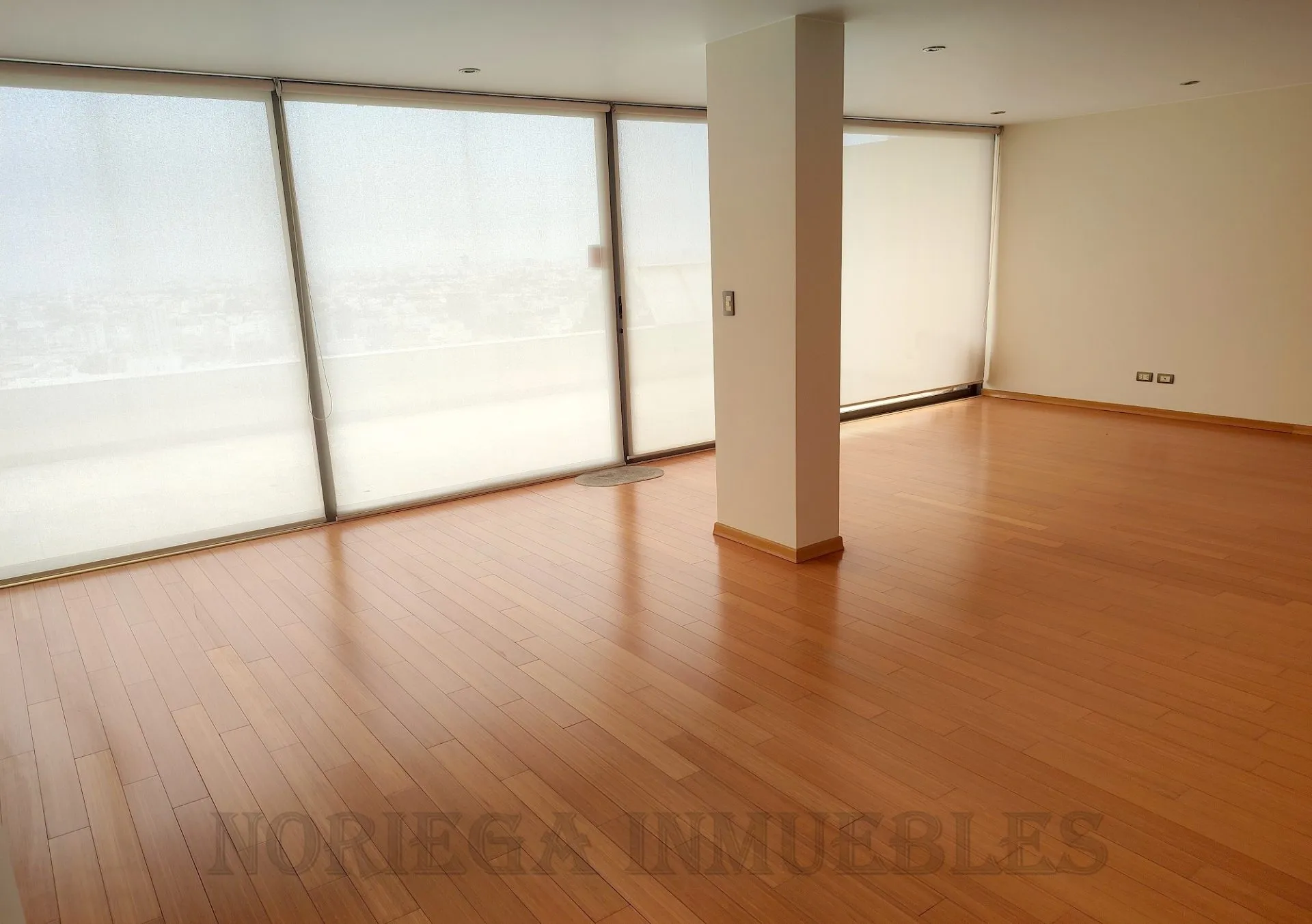 Duplex Casuarinas AO:423 m2, + 3 Cocheras + Depósito US$ 525,000.- - 2