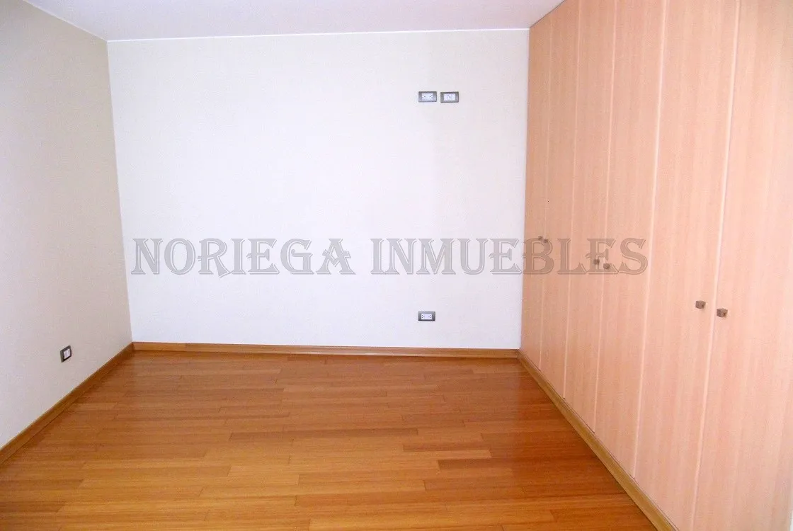 Duplex Casuarinas AO:423 m2, + 3 Cocheras + Depósito US$ 525,000.- - 9