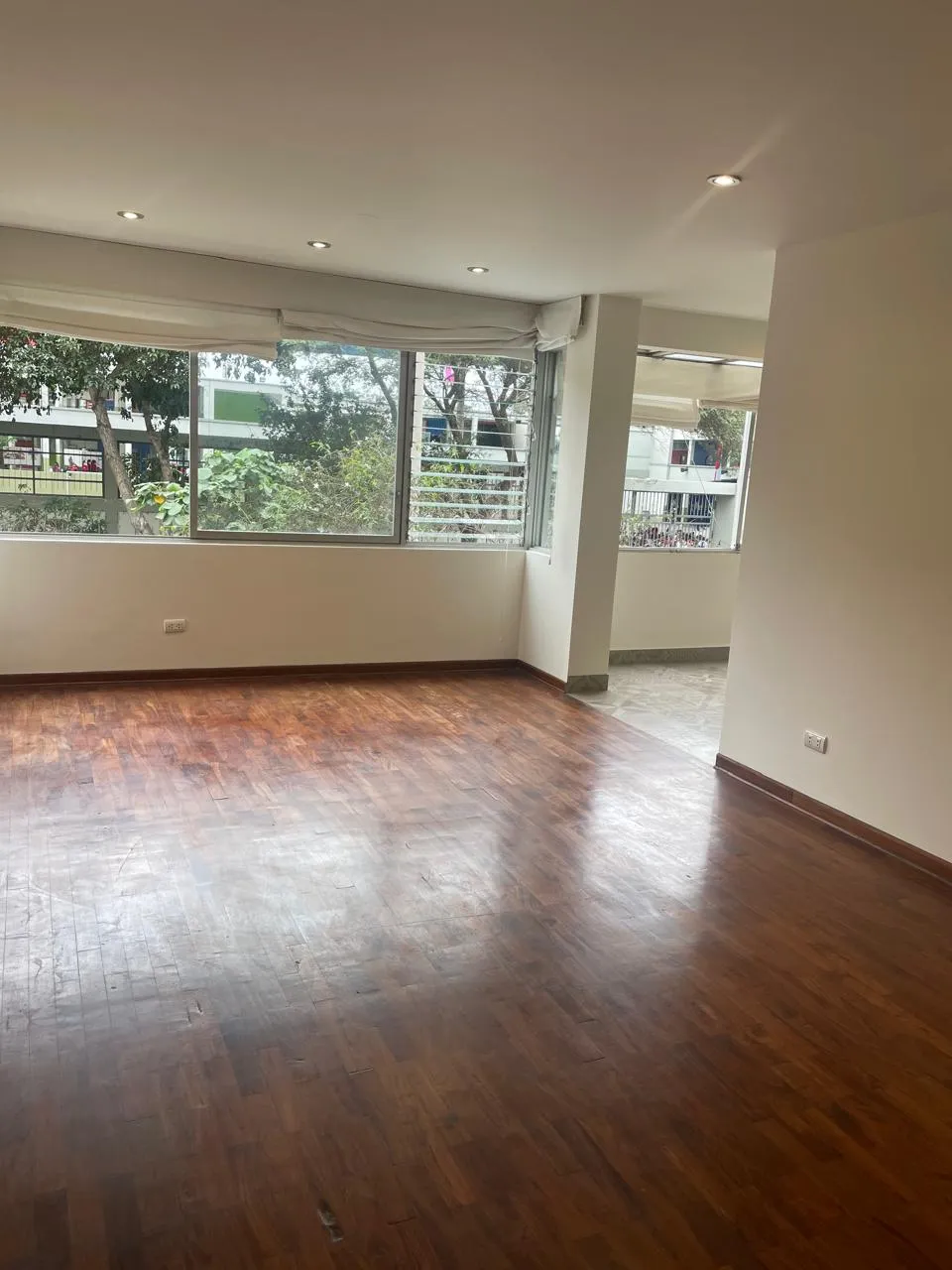 ALQUILO LINDO DPTO MIRAFLORES . 2DO. PISO  2 DORMS. 80M2 COCHERA CERCA PARQUE — foto 2