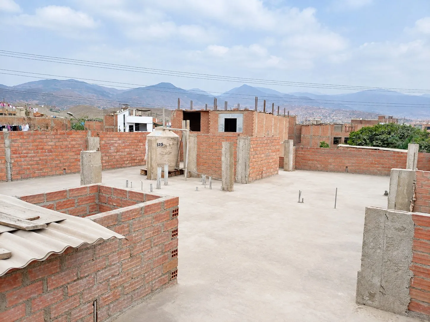 ¡UNA ESQUINA, MÚLTIPLES OPORTUNIDADES DE INVERSIÓN! LOCALES COMERCIALES + 2 DEPARTAMENTOS EN PUENTE PIEDRA. - 20