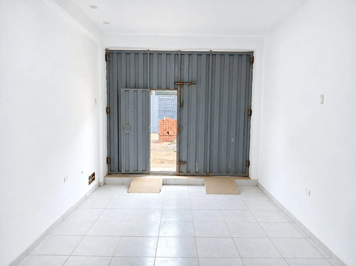 ¡UNA ESQUINA, MÚLTIPLES OPORTUNIDADES DE INVERSIÓN! LOCALES COMERCIALES + 2 DEPARTAMENTOS EN PUENTE PIEDRA. - 7