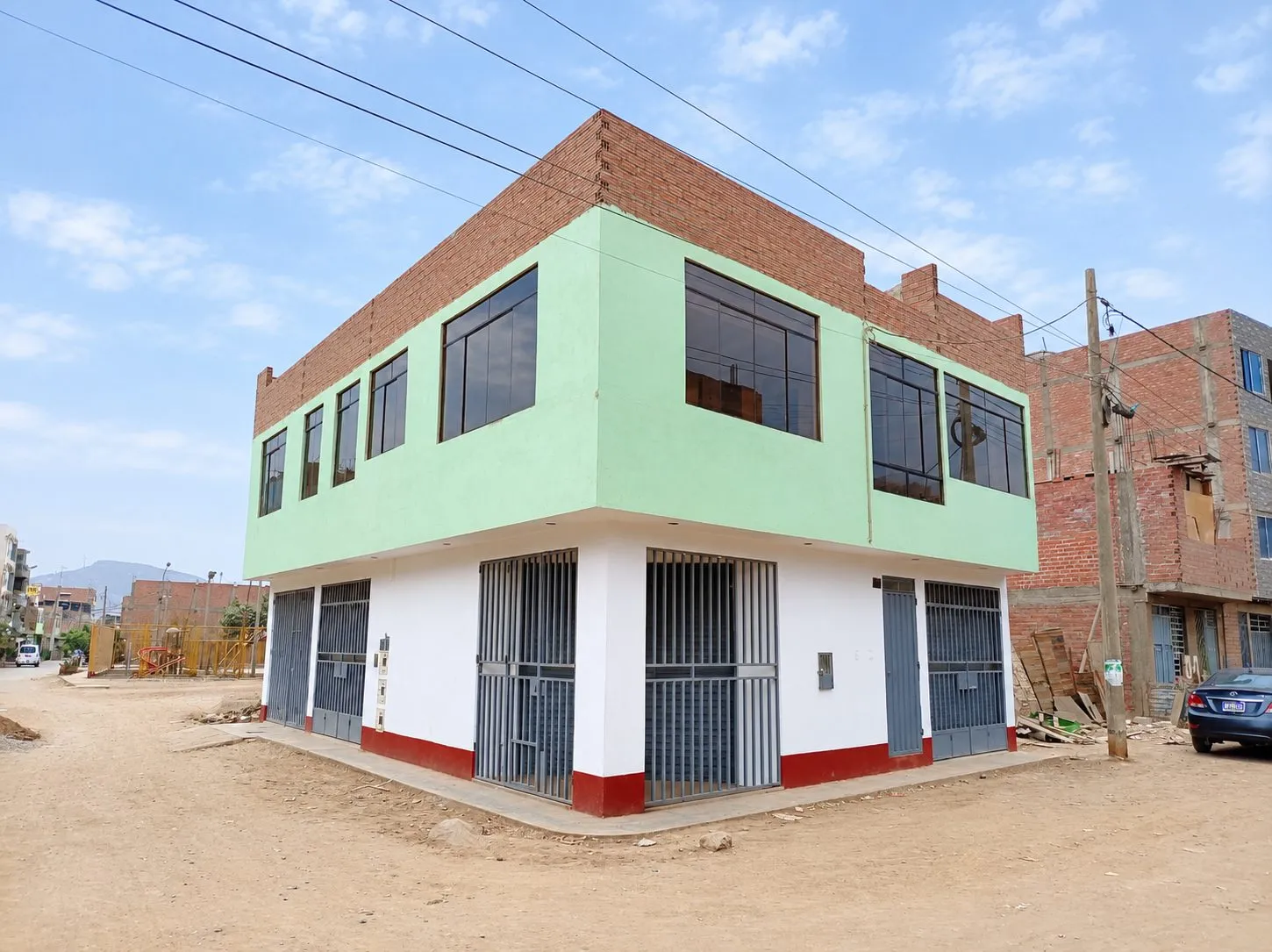 ¡UNA ESQUINA, MÚLTIPLES OPORTUNIDADES DE INVERSIÓN! LOCALES COMERCIALES + 2 DEPARTAMENTOS EN PUENTE PIEDRA. - 1