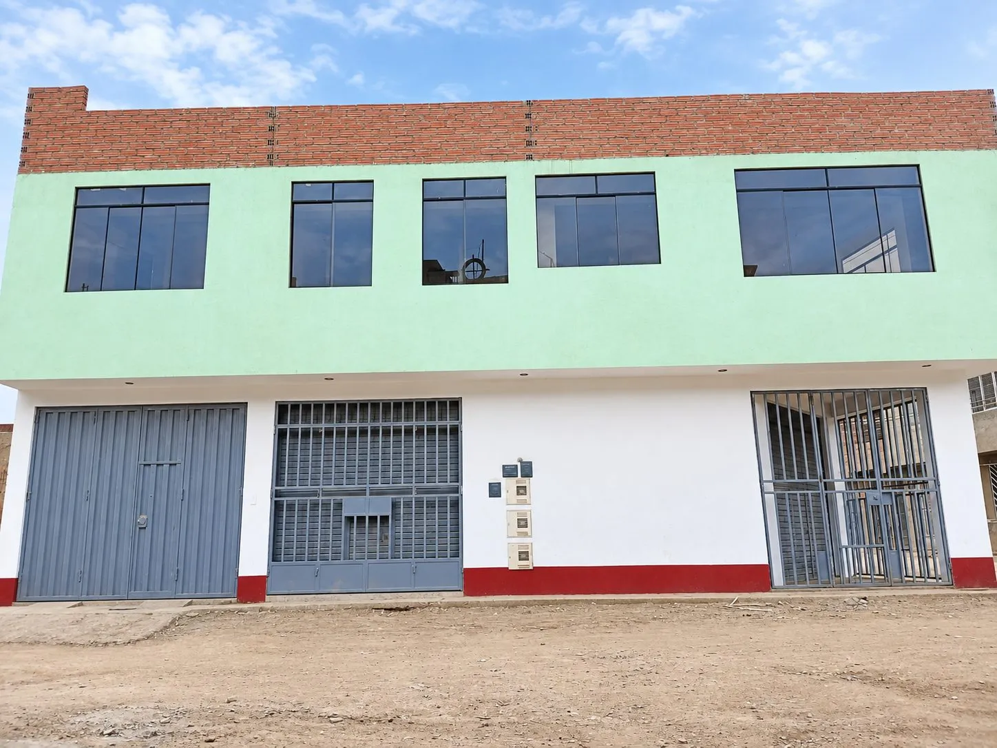 ¡UNA ESQUINA, MÚLTIPLES OPORTUNIDADES DE INVERSIÓN! LOCALES COMERCIALES + 2 DEPARTAMENTOS EN PUENTE PIEDRA. - 3