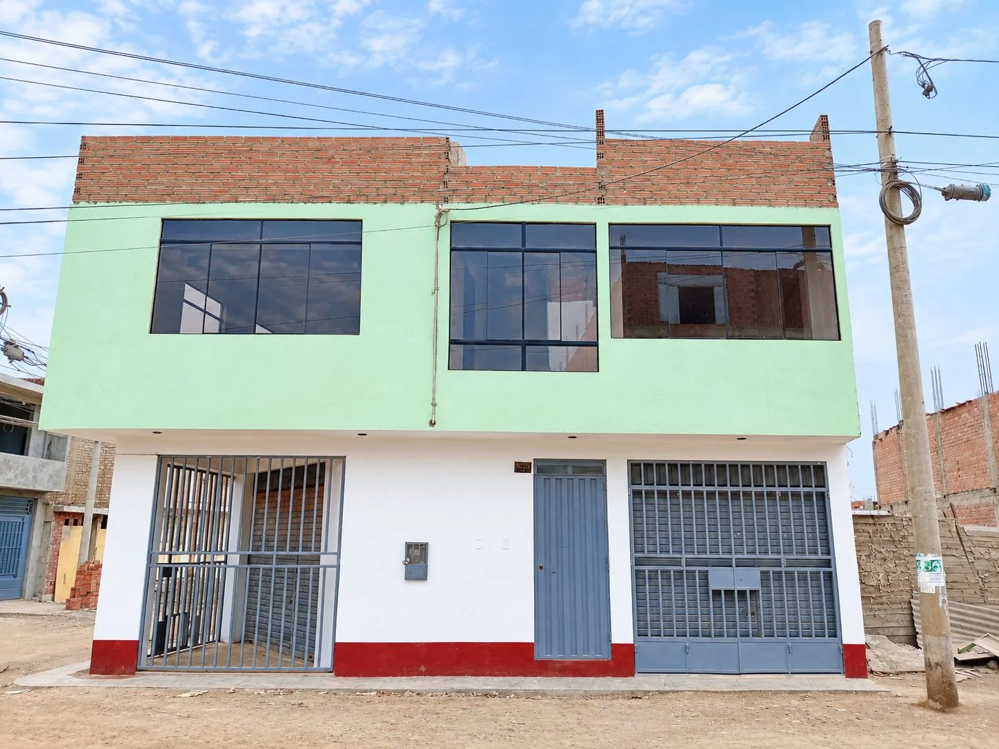 ¡UNA ESQUINA, MÚLTIPLES OPORTUNIDADES DE INVERSIÓN! LOCALES COMERCIALES + 2 DEPARTAMENTOS EN PUENTE PIEDRA. - 2