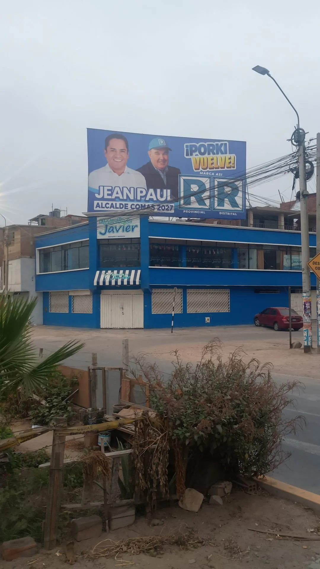 Local comercial en esquina de 3 pisos - 1