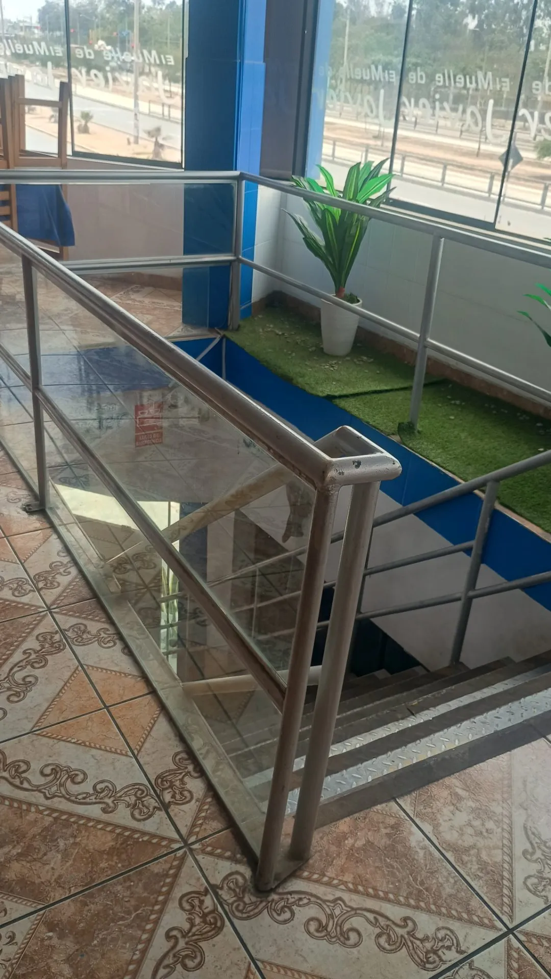 Local comercial en esquina de 3 pisos - 9