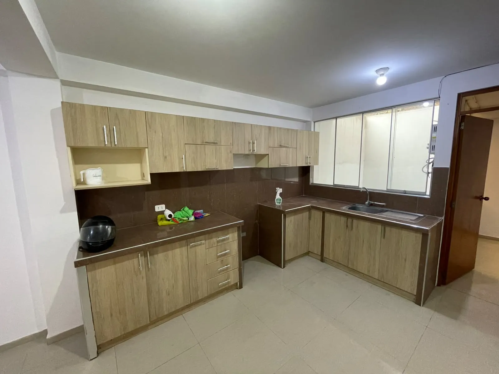 3 habitaciones, 2 baños, sala, comedor, cocina americana con muebles altos y bajos, zona de lavanderia, gas calida, baños con terma - 1
