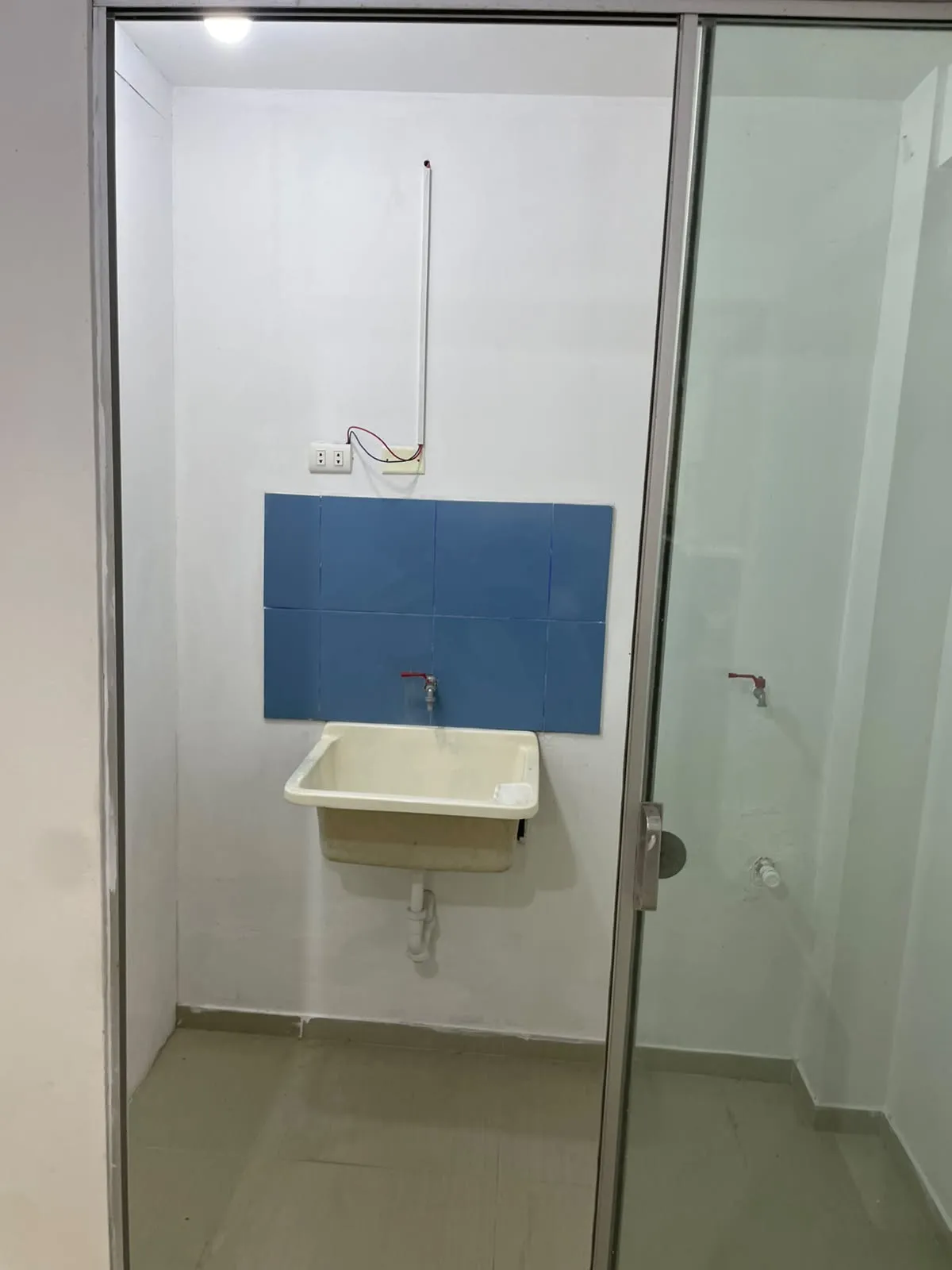 3 habitaciones, 2 baños, sala, comedor, cocina americana con muebles altos y bajos, zona de lavanderia, gas calida, baños con terma - 4