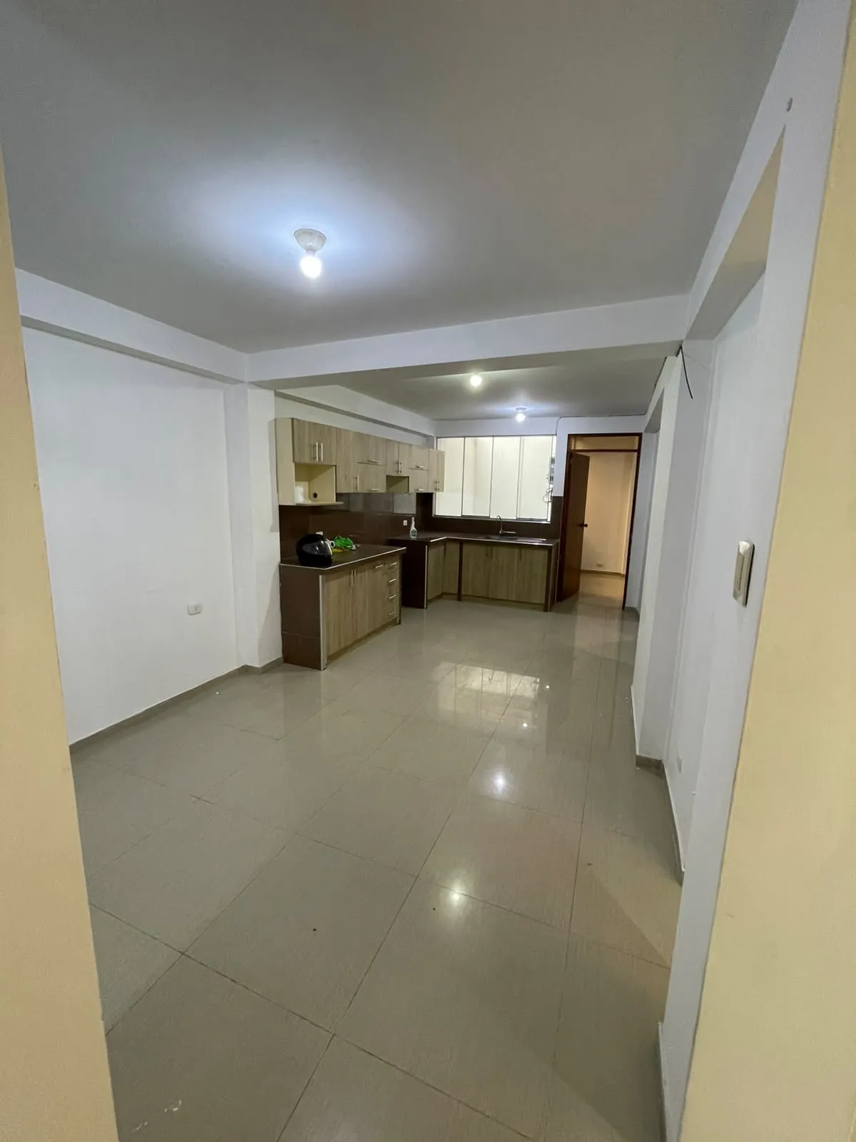 3 habitaciones, 2 baños, sala, comedor, cocina americana con muebles altos y bajos, zona de lavanderia, gas calida, baños con terma - 3