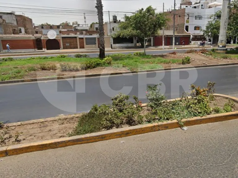 VENTA CASA COMO TERRENO EN LOS OLIVOS - 2