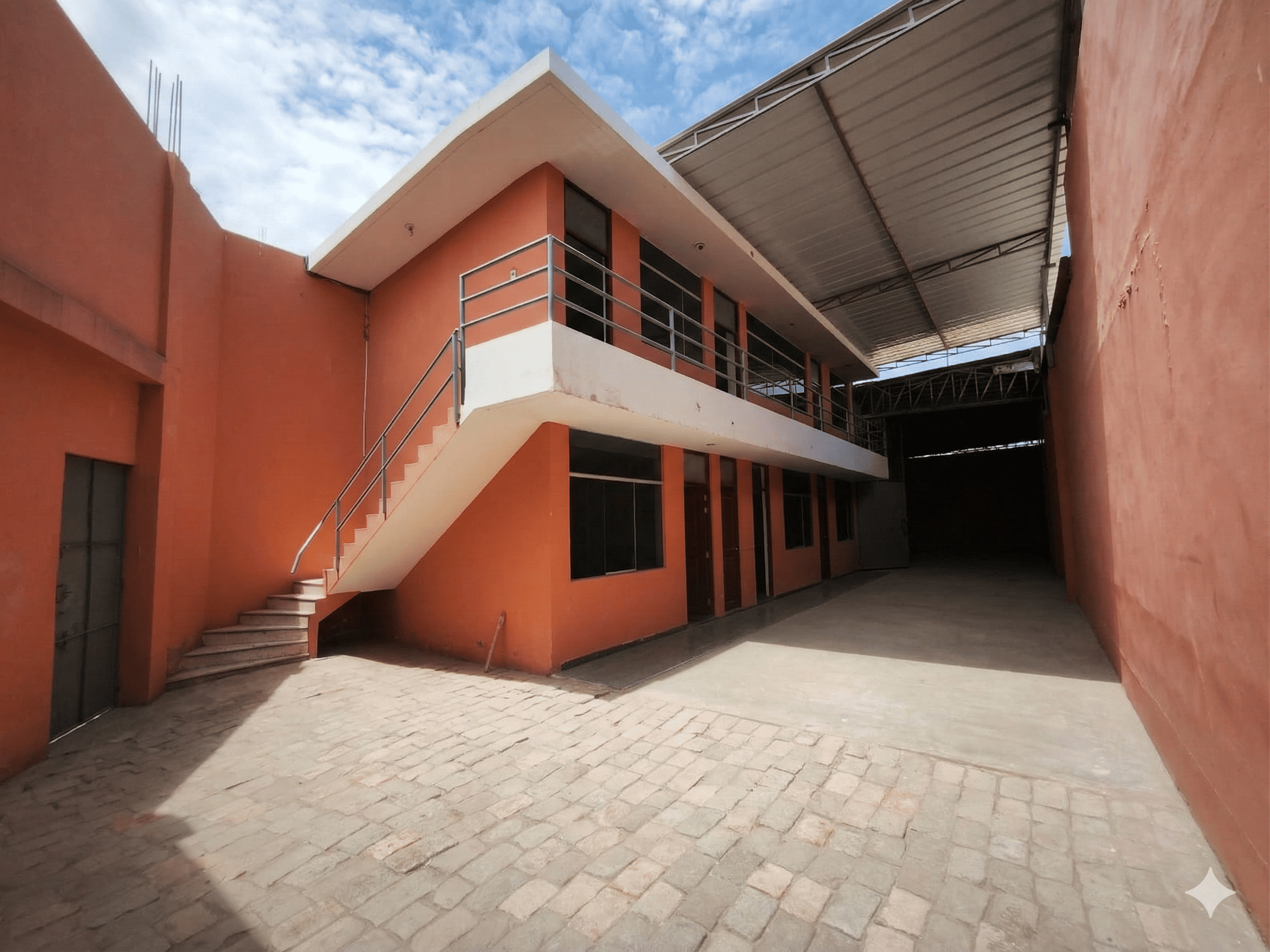 Amplio Local Industrial con Oficinas de 2 Niveles y Almacén Techado - 7